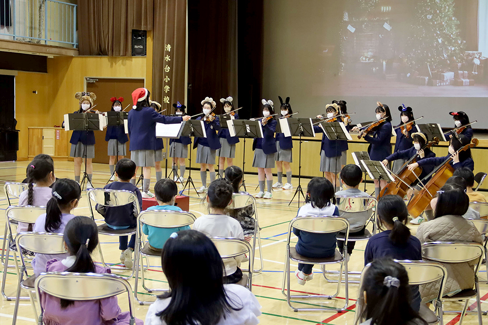 清水台小学校で香蘭女学校の弦楽部がクリスマスコンサートを開催｜品川区